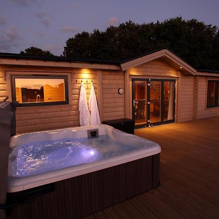 Gamlingay Cambridgeshire Lakes - Luxury Lodges In A Stunning Lake Location מראה חיצוני תמונה