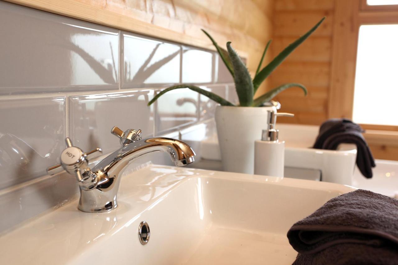 Gamlingay Cambridgeshire Lakes - Luxury Lodges In A Stunning Lake Location מראה חיצוני תמונה