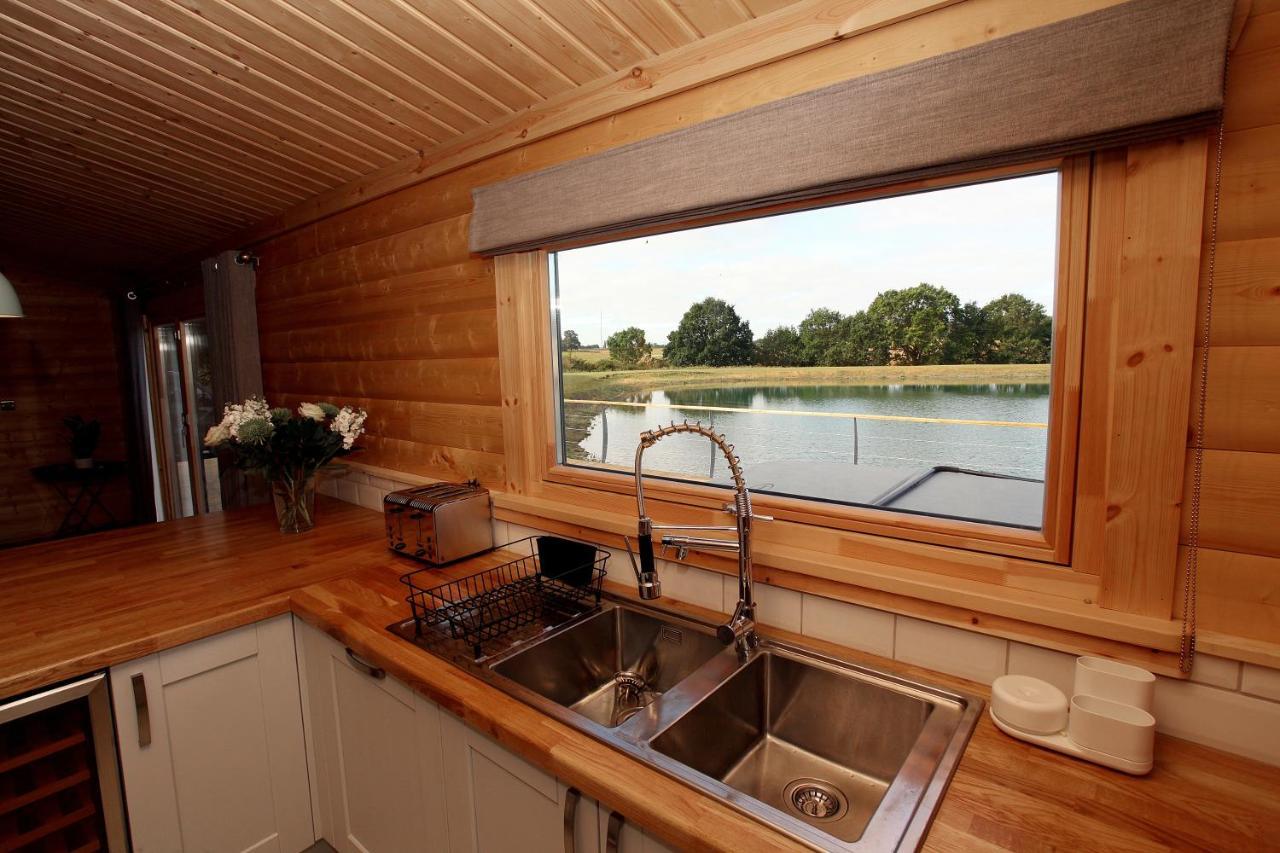 Gamlingay Cambridgeshire Lakes - Luxury Lodges In A Stunning Lake Location מראה חיצוני תמונה